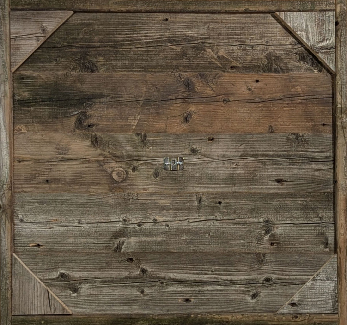 Made from reclaimed wood, this backboard offers indoor or outdoor use. A perfectly centered bracket makes for easy mounting of the dartboard. A French cleat facilitated hanging.
